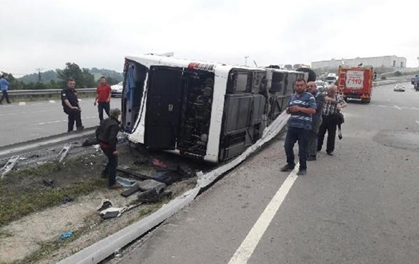 В Турции перевернулся автобус с военными, 47 пострадавших