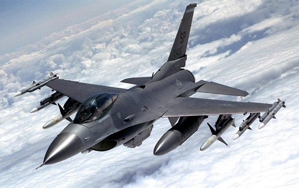 В США на аэродроме разбился истребитель F-16