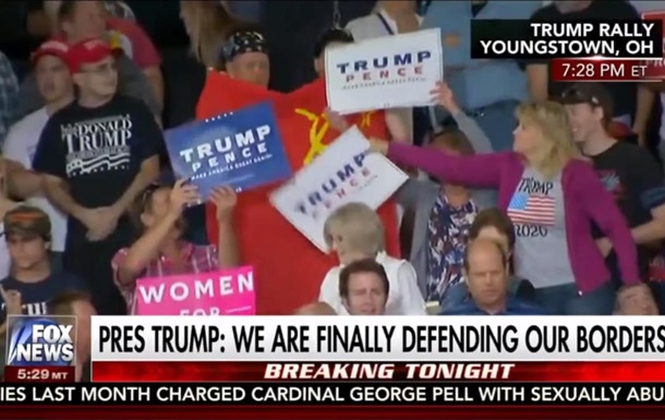На выступлении Трампа юноша развернул флаг СССР