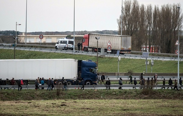 Во Франции в грузовике-рефрижераторе нашли 26 мигрантов