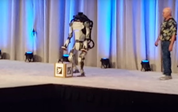 Робот Atlas упал со сцены во время демонстрации