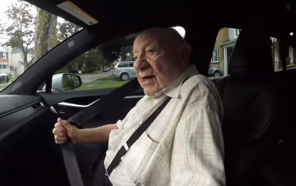 Поездку 97-летнего дедушки в Tesla сняли на видео