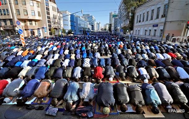 Двести тысяч мусульман отметили Курбан в Москве