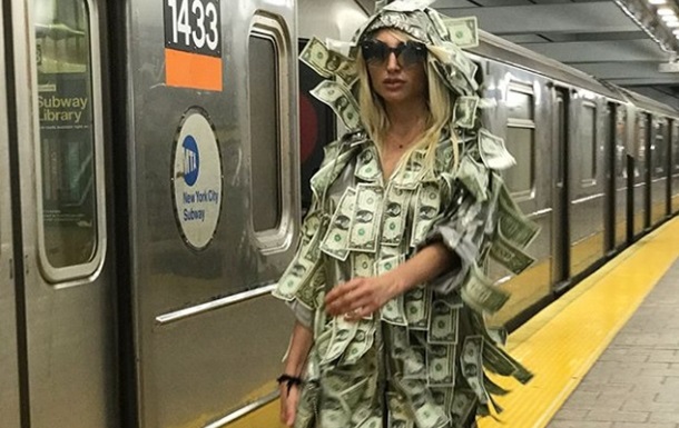 Модель Playboy проехала в метро в платье из денег