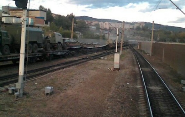 В России сошел с рельсов поезд с военной техникой