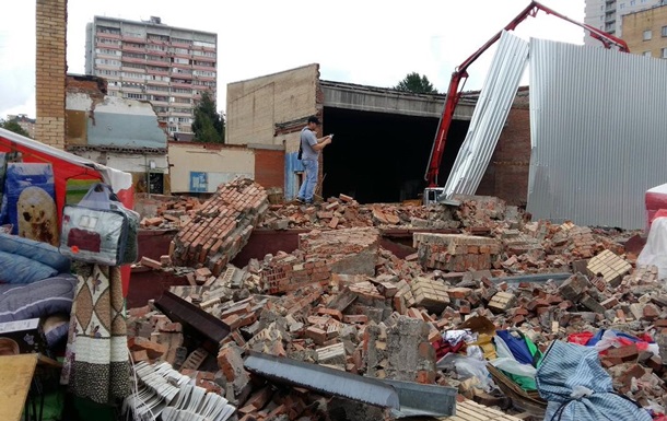 В Подмосковье рухнула стена кинотеатра: 10 пострадавших