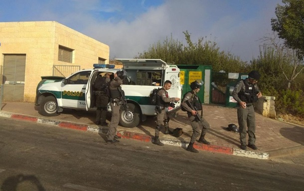 В Израиле палестинец застрелил троих полицейских