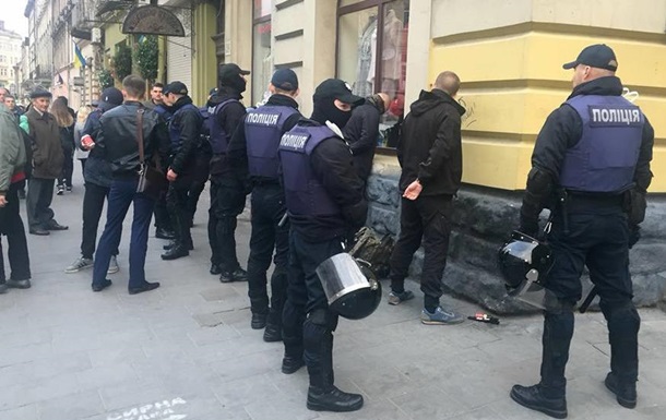 У Львові затримані десятки осіб з ножами