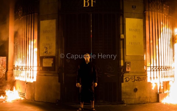 Скандальный российский художник поджег Банк Франции