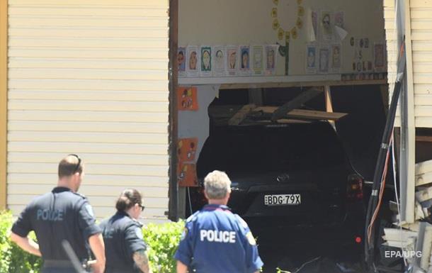 В Австралии внедорожник влетел в здание школы, погибли дети