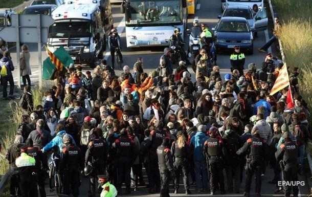 В Каталонии протестующие блокируют движение поездов и машин