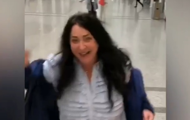 Танец Лолиты в аэропорту стал хитом Сети
