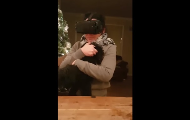Женщина в VR-шлеме в испуге схватила собаку за зад