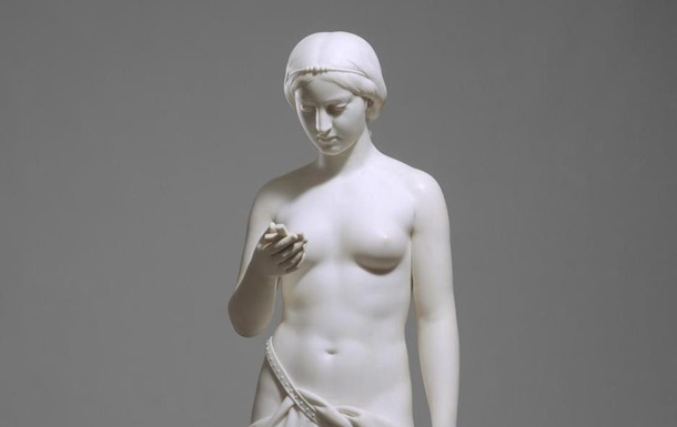 Найдена мраморная статуя 19 века с  iPhone  в руке