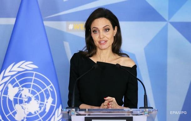 Скромно, но игриво: наряд Джоли в штаб-квартире НАТО