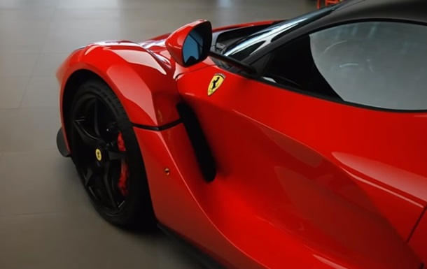 Блогер показал впечатляющую коллекцию Ferrari