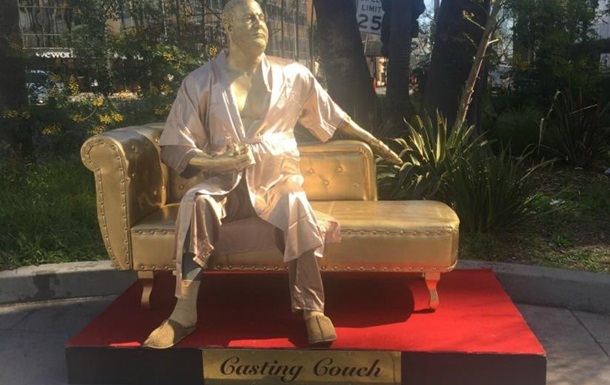 В Голливуде установили статую  похотливого Вайнштейна 
