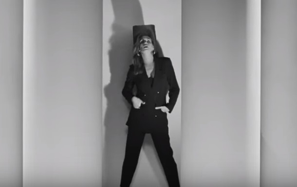 Синди Кроуфорд затанцевала в рекламе одежды