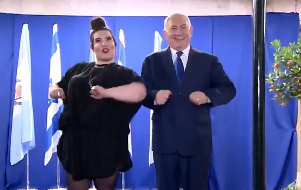 Премьер-министр Израиля сымитировал  танец курицы 