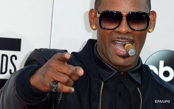 Певца R Kelly обвинили в домогательствах и насилии