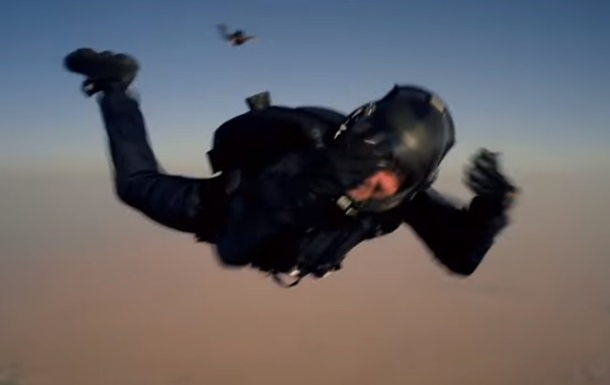 Экстремальные прыжки Тома Круза с парашютом: видео