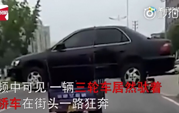 Сеть удивил перевозивший авто на мотоцикле китаец