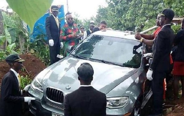 Сын похоронил отца в роскошном BMW, который не успел подарить