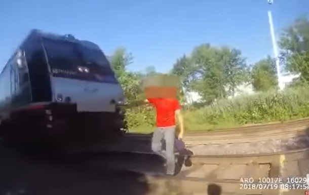 Человека в последнюю секунду спасли от поезда