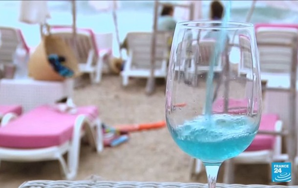 Во Франции вошло в моду голубое вино