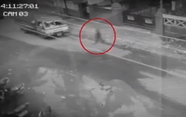 На Филиппинах на камеру сняли  призрак пешехода 