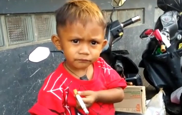 В Индонезии малыш курит 40 сигарет в день