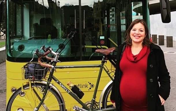 Министр Новой Зеландии доехала в роддом на велосипеде