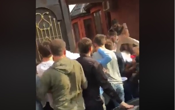 Массовую драку на чеченской свадьбе сняли на видео
