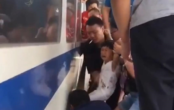 Трехлетнюю девочку спасли из-под поезда