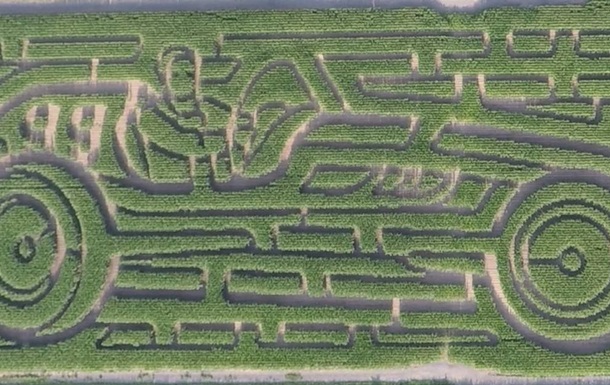 Мужчина создал лабиринт из кукурузы в форме авто