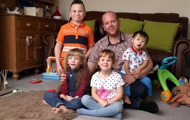 Гомосексуал усыновил пятеро детей-инвалидов