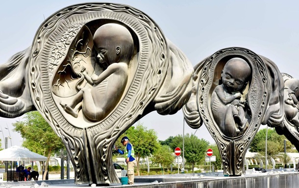 Эмбрионы-гиганты: инсталляция скандального британского художника