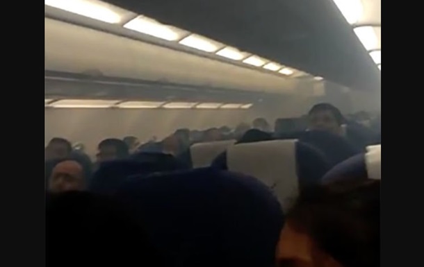 Дым в самолете привел к панике пассажиров