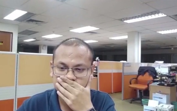 Малазиец снял  визит призрака  в собственный офис
