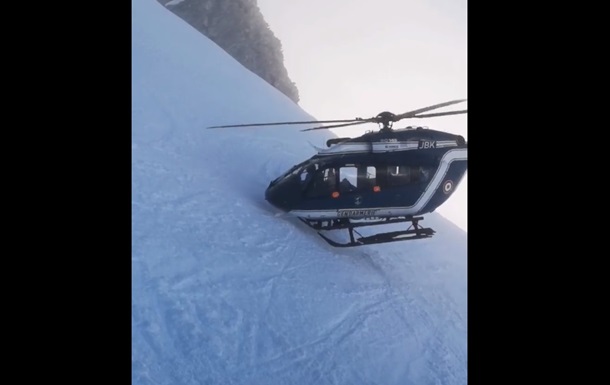 Спасение раненого лыжника в Альпах сняли на видео