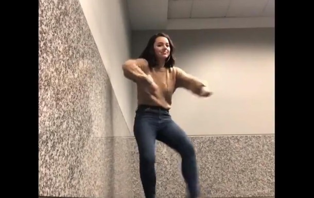 Туристка прославилась в Сети танцем в аэропорту