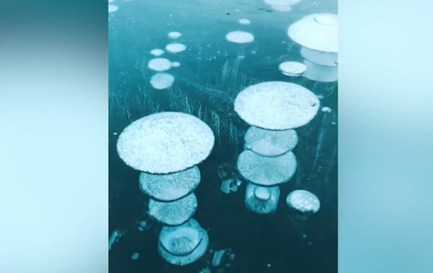 В Канаде во льду замерз метан, создав удивительные узоры