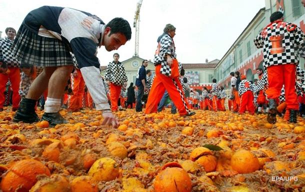 В Испании проходит ежегодная битва апельсинами