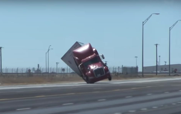 В США мощный ветер опрокинул грузовик