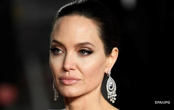 Джоли сменила фамилию после развода