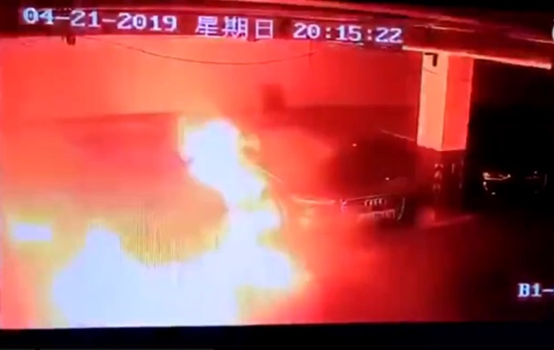 В Китае на парковке сняли взрыв Tesla