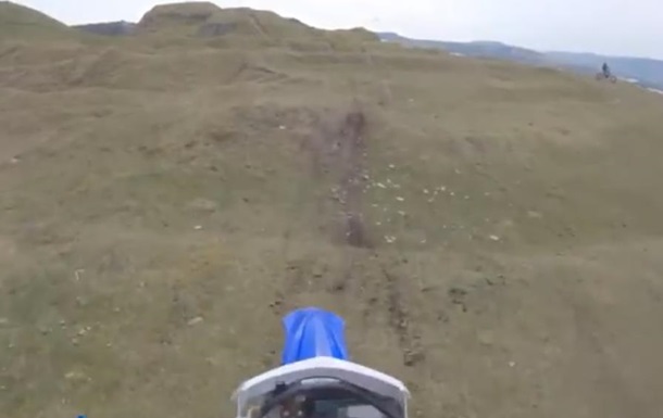 Снято падение мотогонщика с 15-метровой скалы
