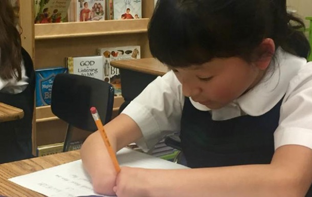 10-летняя девочка без кистей рук выиграла конкурс каллиграфии