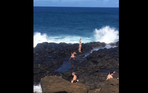 На Гавайях девушек, пытающихся сделать фото, смыло гигантской волной