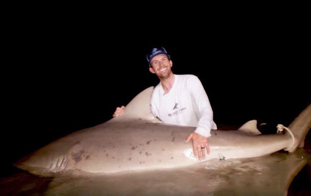 Рыбаки поймали в реке в США 181-килограммовую акулу